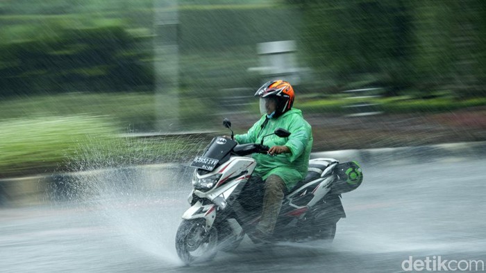 Hujan deras mengguyur Jakarta siang tadi. Sebelumya BMKG telah memprediksi hujan akan terjadi pada siang dan sore hari ini.