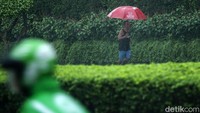 BMKG memprediksi hujan disertai petir dan angin kencang akan terjadi di sejumlah wilayah Jakarta pada siang dan sore hari ini.