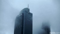 Selain itu, awan juga menyelimuti sejumlah gedung pencakar langit di Jakarta.