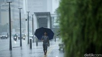 Hujan mengguyur kawasan Bundaran Hotel Indonesia, Jakarta, Sabtu (5/2/2022) siang.