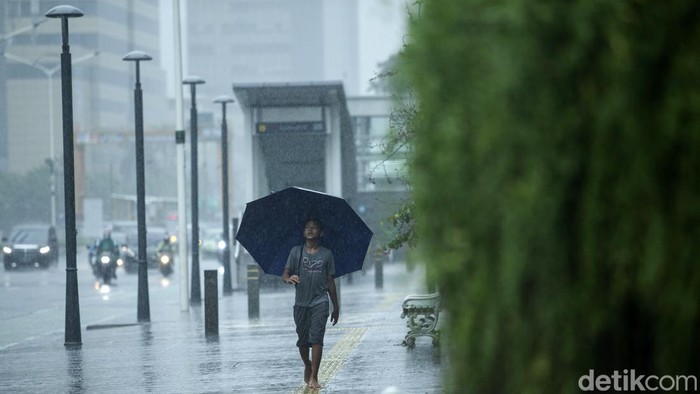 Hujan deras mengguyur Jakarta siang tadi. Sebelumya BMKG telah memprediksi hujan akan terjadi pada siang dan sore hari ini.