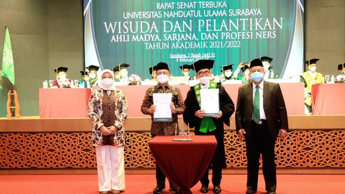 Ida Fauziyah saat memberikan sambutan pada acara Wisuda dan Pelantikan Lulusan Program Diploma, Sarjana, dan Profesi Tahun Akademik 2021/2022 Universitas Nahdlatul Ulama Surabaya