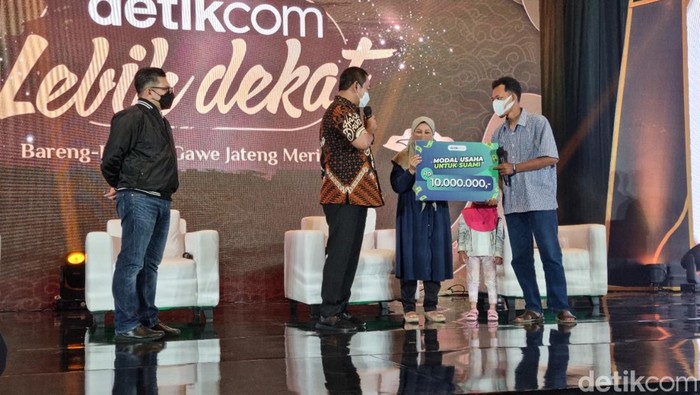 Indah dan suaminya Teguh penerima hadiah Rp 10 juta dari detikcom