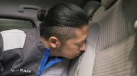 Tugas Ino adalah menetapkan standar berdasarkan masukan pelanggan. Menurut Nissan, manusia dapat merasakan ratusan ribu bau. Sensasi bau mencapai bagian otak yang mengontrol memori dan emosi, sehingga bau mobil bisa sangat terkait dengan memori. Foto: Pool (Youtube/Nissan)