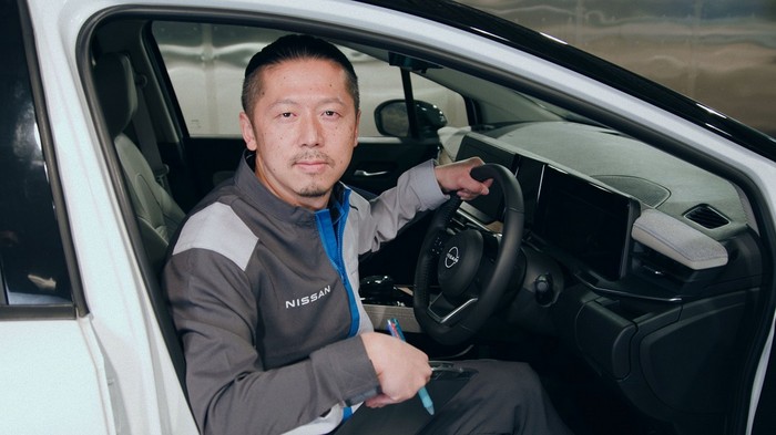 Insinyur yang bertugas mencium bau kabin mobil baru.