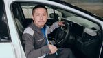 Ini Dia Insinyur Nissan yang Tugasnya Hanya Mencium Bau Kabin Mobil Baru