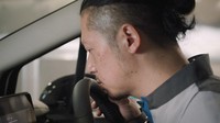 Menjadi Smellmaster bukanlah tugas mudah karena memerlukan pengecekan bau di setiap bagian kabin.  Foto: Pool (Youtube/Nissan)