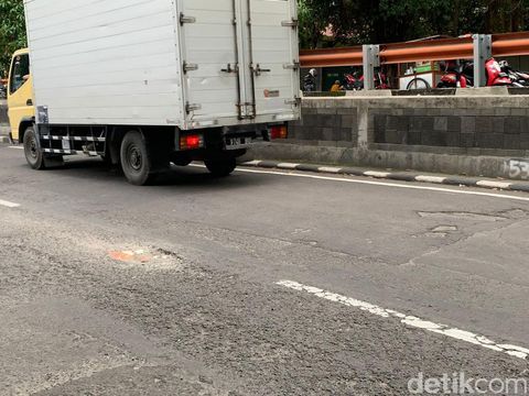 Izmi, salah satu pngendara roda dua melaporkan banyak lubang di Jalan Banyuurip. Tepatnya setelah Pasar Asem menuju Pasar Kembang.