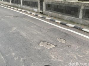 Potret Jalan Banyuurip Surabaya yang Berlubang