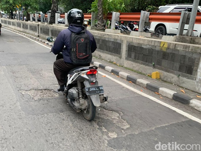 Izmi, salah satu pngendara roda dua melaporkan banyak lubang di Jalan Banyuurip. Tepatnya setelah Pasar Asem menuju Pasar Kembang.