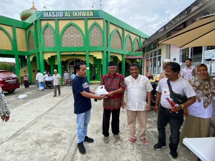 Jamaah yang usai shalat Jumat langsung diberikan tim DPD Gerindra Sumbar oleh-oleh untuk dibawa pulang ke rumah.