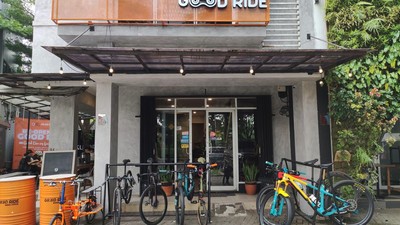 Ngopi dan Ngemil di Kafe Sekaligus Bengkel Sepeda