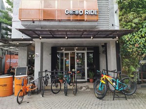 Asyik! Usai Gowes Bisa Ngopi dan Ngemil di Kafe Sekaligus Bengkel Sepeda
