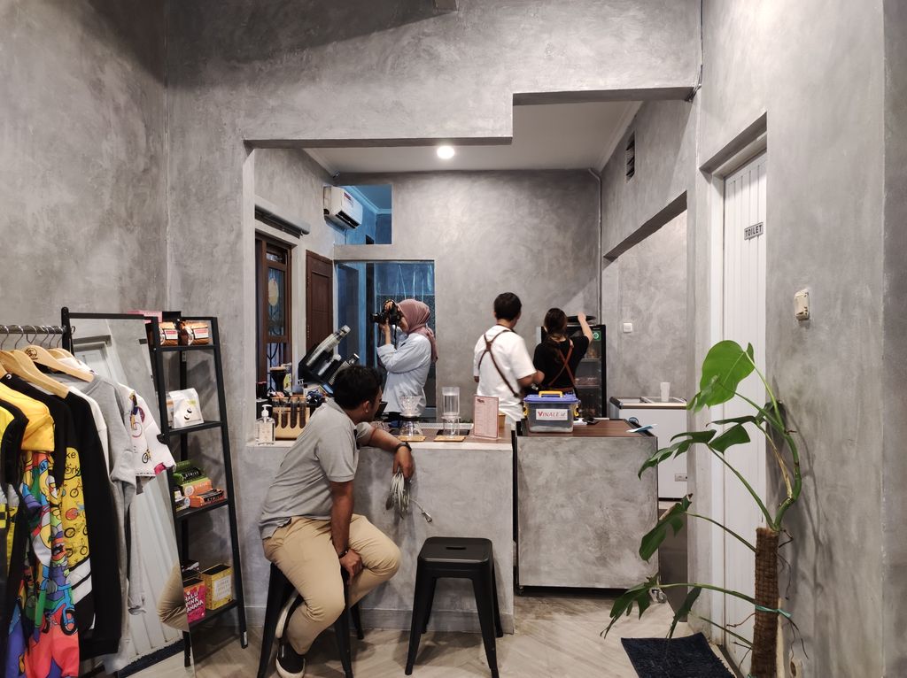 Asyik! Usai Gowes Bisa Ngopi dan Ngemil di Kafe Sekaligus Bengkel Sepeda