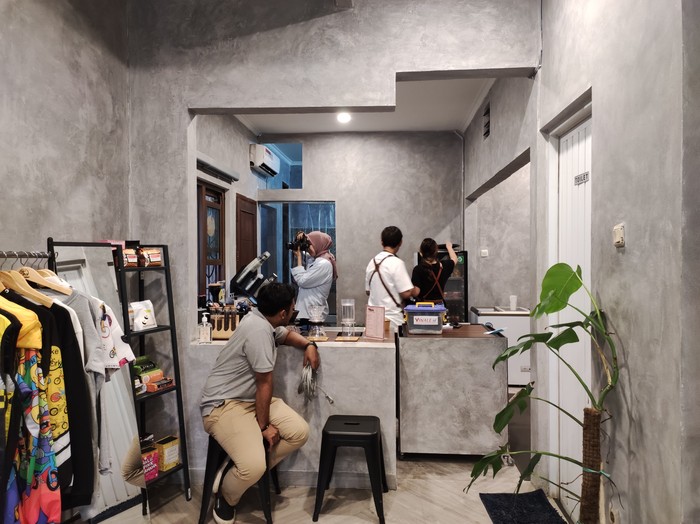 Kafe Sunmori Asyik! Usai Gowes Bisa Ngopi dan Ngemil di Kafe Sekaligus Bengkel Sepeda