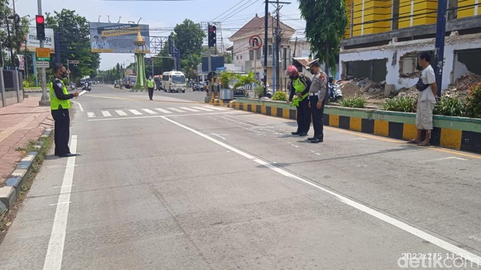 Kecelakaan maut terjadi di Situbondo. Sebuah truk menubruk mobil dan dua motor yang tengah berhenti karena lampu merah menyala.