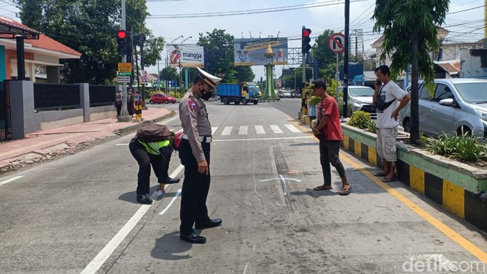 Kecelakaan maut terjadi di Situbondo. Sebuah truk menubruk mobil dan dua motor yang tengah berhenti karena lampu merah menyala.