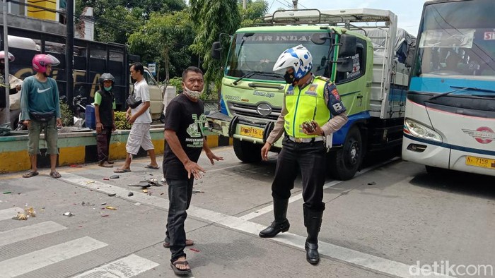 Kecelakaan maut terjadi di Situbondo. Sebuah truk menubruk mobil dan dua motor yang tengah berhenti karena lampu merah menyala.