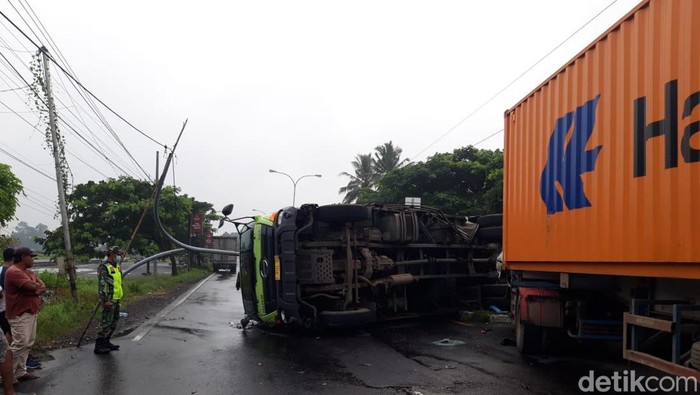 Kecelakaan truk tronton terguling usai ditabrak truk trailer di Jalan Semarang-Boyolali, Sabtu (5/2/2022).