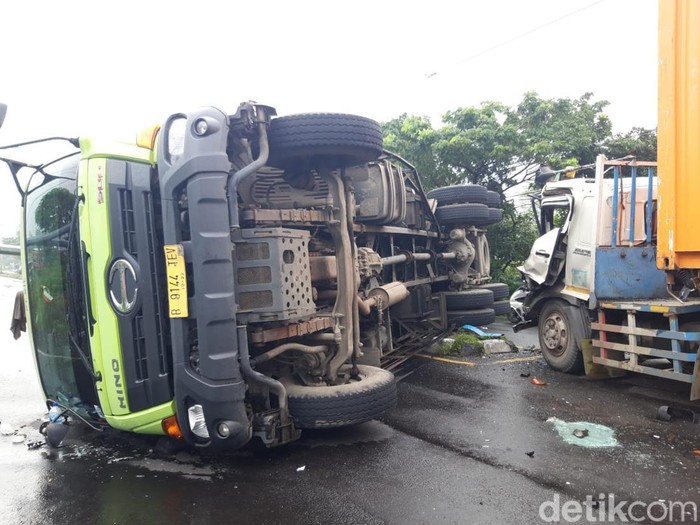 Kecelakaan truk tronton terguling usai ditabrak truk trailer di Jalan Semarang-Boyolali, Sabtu (5/2/2022).