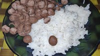 Sereal cokelat yang manis selalu menjadi solusi sarapan cepat dan enak. Bukan direndam dengan susu, ada netizen yang makan sereal sebagai lauk pelengkap nasi. Foto: Instagram/awreceh.id