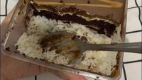  Frasa yang mengatakan bahwa orang Indonesia belum makan kalau belum makan nasi ternyata benar adanya. Takut tidak kenyang, seorang netizen membagikan foto dirinya menyantap dessert box dengan tambahan nasi di pinggirnya. Foto: Instagram/awreceh.id