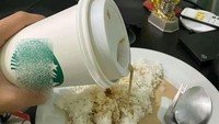 Minum kopi dengan logo hijau di gelasnya memang terlihat prestisius. Tetapi netizen yang ini justru tuangkan kopinya seperti kuah pada sepiring nasi saat makan malam. Foto: Instagram/awreceh.id