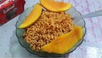 Ingin sehat dan tetap makan enak, netizen ini tak kehabisan akal. Makan mie instan dan berusaha menyeimbangkan nutrisinya, ia menambahkan irisan buah mangga di atas mie goreng. Foto: Instagram/awreceh.id