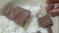 Ingin mencoba cokelat lezat yang banyak ditemukan di minimarket, seorang netizen punya cara sendiri menikmati cokelat. Agar lebih kenyang, dirinya tak lupa makan cokelat bersama nasi putih. Foto: Instagram/awreceh.id