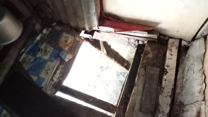 Kondisi toilet yang membuat warga di Matraman kebelos hingga jatuh ke Sungai Ciliwung