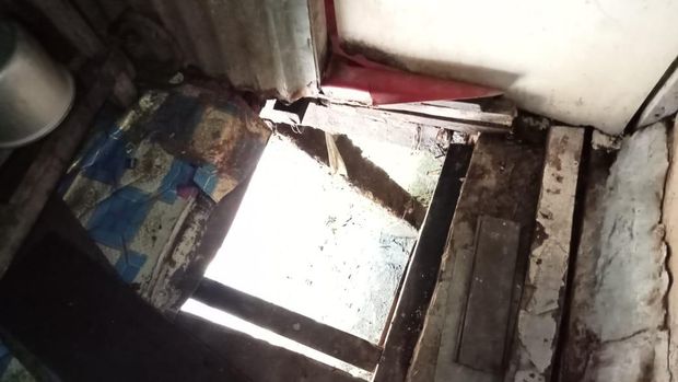 Kondisi toilet yang membuat warga di Matraman kebelos hingga jatuh ke Sungai Ciliwung