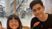 Terlepas dari kasusnya, Athalla sendiri dikenal sebagai sosok hangat yang dekat dengan keluarganya. Terbukti dari banyaknya foto dirinya yang menghabiskan waktu bersama keluarga. Foto: Instagram Athalla Naufal