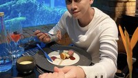 Dengan pemandangan laut yang menakjubkan, Athalla pamer makan di restoran mewah yang bergaya fine dining. Foto: Instagram Athalla Naufal