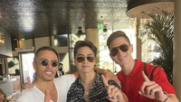 Liburan ke Dubai berama Verrel, keduanya kompak makan siang di restoran Nurs Et dan bertemu dengan Salt Bae setelah makan steak mahal di sana. Foto: Instagram Athalla Naufal