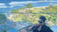 Terakhir ini gaya santai Athalla saat menikmati acara minum-minumnya di Hilton Bali.  Foto: Instagram Athalla Naufal