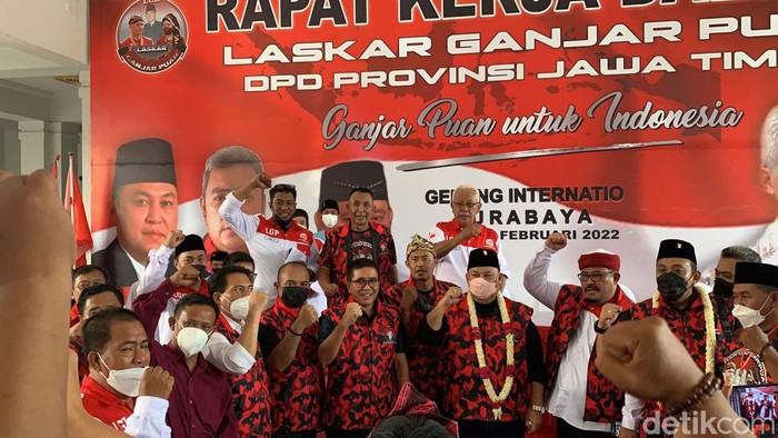 Bendera Ganjar Pranowo-Puan Maharani bertebaran di Surabaya. Bendera berwarna merah tersebut dipasang DPD Laskar Ganjar Puan (LGP) Jatim.