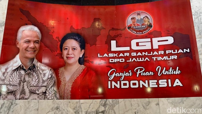 Bendera Ganjar Pranowo-Puan Maharani bertebaran di Surabaya. Bendera berwarna merah tersebut dipasang DPD Laskar Ganjar Puan (LGP) Jatim.