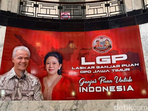 Bendera Ganjar Pranowo-Puan Maharani bertebaran di Surabaya. Bendera berwarna merah tersebut dipasang DPD Laskar Ganjar Puan (LGP) Jatim.