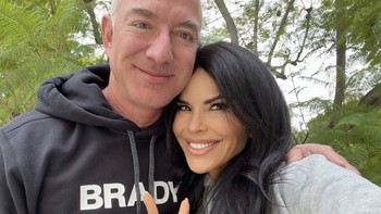 Ini foto terbaru yang dipajang Jeff Bezos dan Lauren Sanchez di Instagram. Tampak keduanya selalu mesra semenjak menjalin hubungan dari tahun 2019. Jeff Bezos berstatus duda dengan kekayaan di kisaran USD 177 miliar atau lebih dari Rp 2.500 triliun. Lauren Sanchez statusnya juga janda. Foto: Instagram