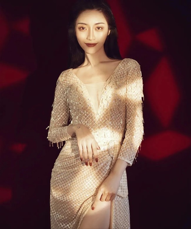 Aku dibesarkan sendirian oleh ibuku. Ibuku memberikan cinta yang cukup. Aku tidak berpikir aku berbeda dari orang lain. Justru latar belakang keluargaku memberikanku motivasi lebih dan membuatku jadi lebih kuat dan mandiri, tulisnya. Foto: Dok. Internet/Baidu