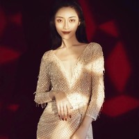 Aku dibesarkan sendirian oleh ibuku. Ibuku memberikan cinta yang cukup. Aku tidak berpikir aku berbeda dari orang lain. Justru latar belakang keluargaku memberikanku motivasi lebih dan membuatku jadi lebih kuat dan mandiri, tulisnya. Foto: Dok. Internet/Baidu