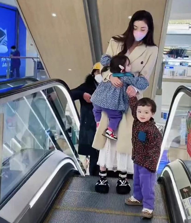 Wanita cantik itu pun sering mendokumentasikan perjalanannya sebagai seorang ibu di media sosial China. Sayangnya, ia sering mendapatkan komentar kurang menyenangkan dari netizen, terutama para pria. Kamu orang yang egosi. Pernahkah kamu mempertimbangkan perasaan anak-anakmu? tulis netizen. Foto: Dok. Internet/Baidu