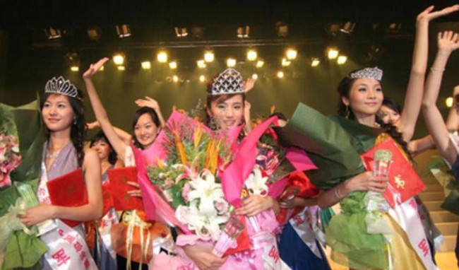 Wanita yang memulai karier dari ajang kecantiikan itu kemudian buka suara soal kritik yang dialamatkan kepadanya. Ia sendiri ternyata dibesarkan tanpa ayah dan merasa ibunya bisa memberikan cinta yang cukup. Menurutnya, sosok ayah tidak selalu penting ketika anak-anak mendapat perhatian penuh dari orang-orang sekitarnya. Apalagi Li Xueke juga mendekatkan mereka dengan saudara-saudara prianya jadi mereka punya figur pria. Foto: Dok. Internet/Baidu