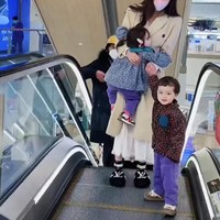 Wanita cantik itu pun sering mendokumentasikan perjalanannya sebagai seorang ibu di media sosial China. Sayangnya, ia sering mendapatkan komentar kurang menyenangkan dari netizen, terutama para pria. Kamu orang yang egosi. Pernahkah kamu mempertimbangkan perasaan anak-anakmu? tulis netizen. Foto: Dok. Internet/Baidu