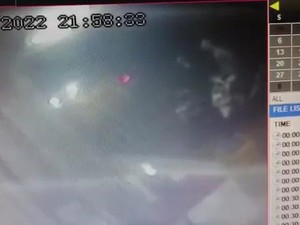 Lagi dan Lagi, Maling Motor Minimarket Terekam CCTV di Pasuruan
