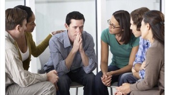 Fans melihat Manchester United yang tak kunjung balik ke performa apik, punya skuad mahal tapi masih susah dapat gelar. Foto: Twitter