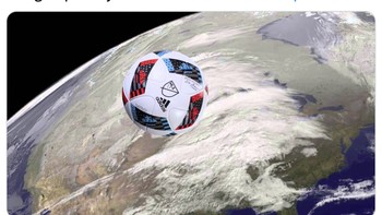 Bola sepakan Anthony Elanga yang mengangkasa hingga Man United tersingkir di FA Cup. Foto: Twitter