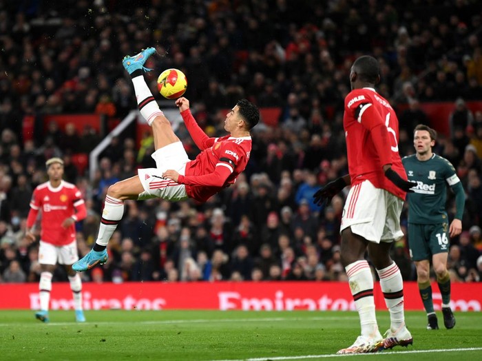MANCHESTER, ENGLAND - FEBRUARY 04:  Cristiano Ronaldo of Manchester United attempts an overhead kick during the Emirates FA Cup Fourth Round match between Manchester United and Middlesbrough at Old Trafford on February 04, 2022 in Manchester, England. (Photo by Clive Mason/Getty Images)