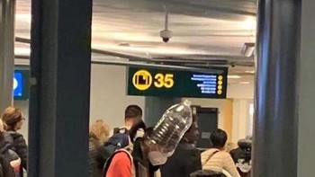 Saat itu sepertinya galon bekas air minum banyak dimanfaatkan sebagai APD penutup kepala. Foto: Bored Panda