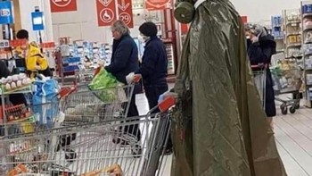 Rata-rata orang ke luar rumah untuk berbelanja karena kebutuhan di rumah stoknya habis. Orang ini sampai menutupi seluruh tubuhnya pakai jas hujan ponco dan memakai masker untuk gas beracun. Foto: Bored Panda